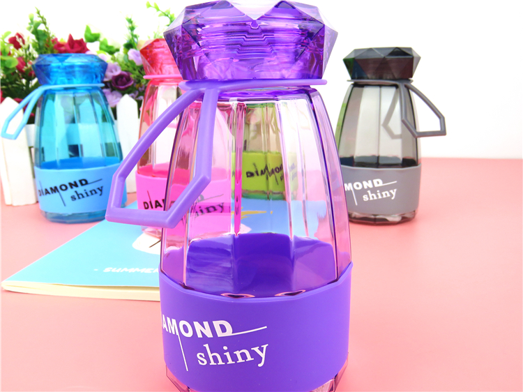 New creative and personalized water bottle with diamond, large-capacity plastic cup, student lid, portable and easy to use water cup details Picture