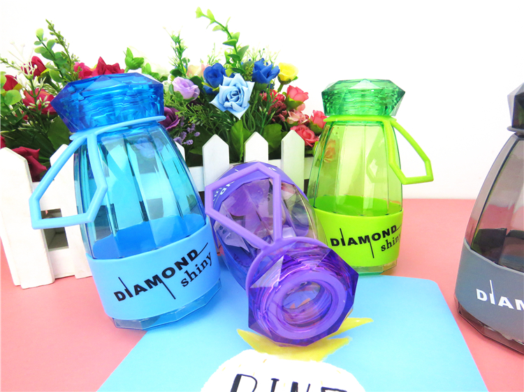 New creative and personalized water bottle with diamond, large-capacity plastic cup, student lid, portable and easy to use water cup Application Scenario