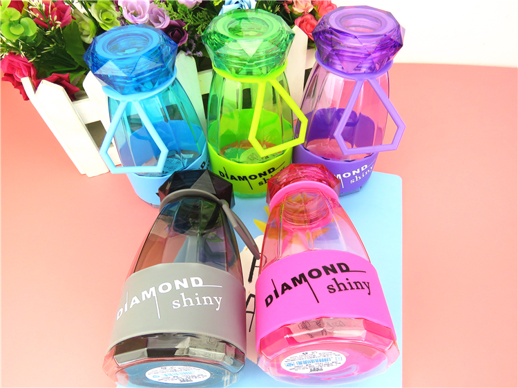 New creative and personalized water bottle with diamond, large-capacity plastic cup, student lid, portable and easy to use water cup Specification image