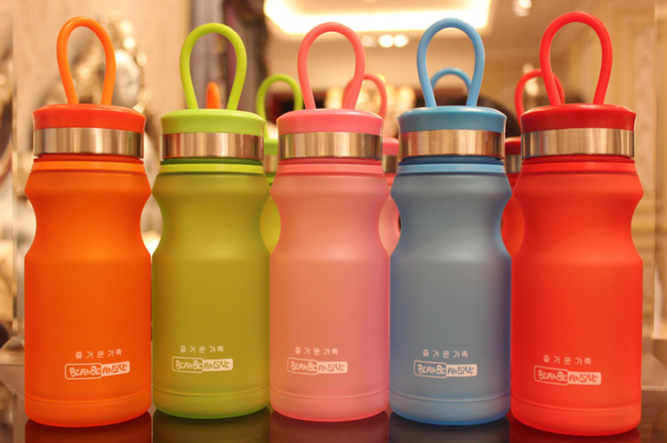 This creative water cup is made of plastic with a lid and a handle. It is a portable sports student cup with a simple and trendy style