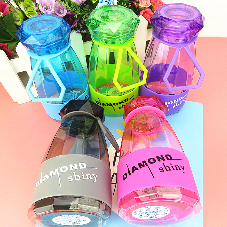 New creative and personalized water bottle with diamond, large-capacity plastic cup, student lid, portable and easy to use water cup