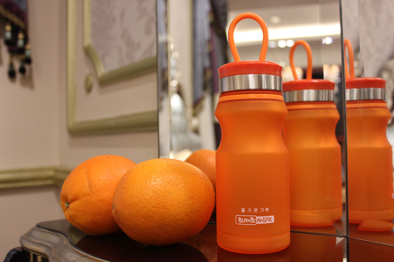 This creative water cup is made of plastic with a lid and a handle. It is a portable sports student cup with a simple and trendy style Application Scenario
