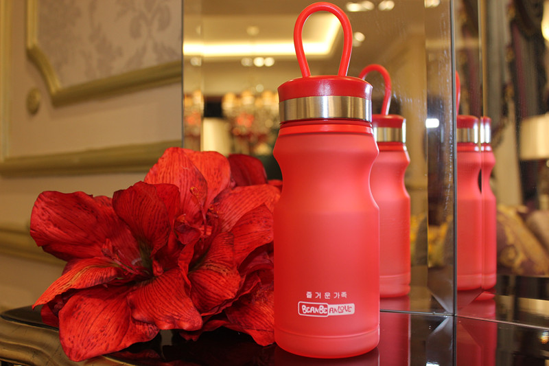 This creative water cup is made of plastic with a lid and a handle. It is a portable sports student cup with a simple and trendy style details Picture
