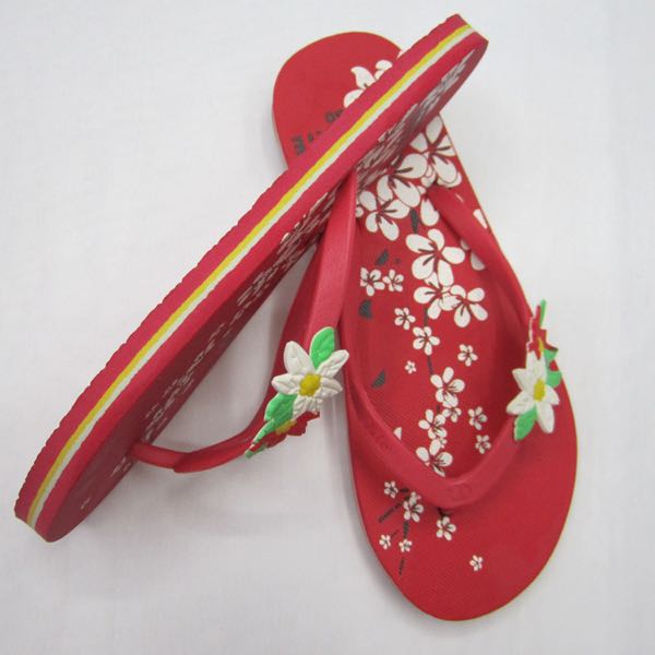 Red flower-shaped women's flip-flops beach slippers are available Application Scenario