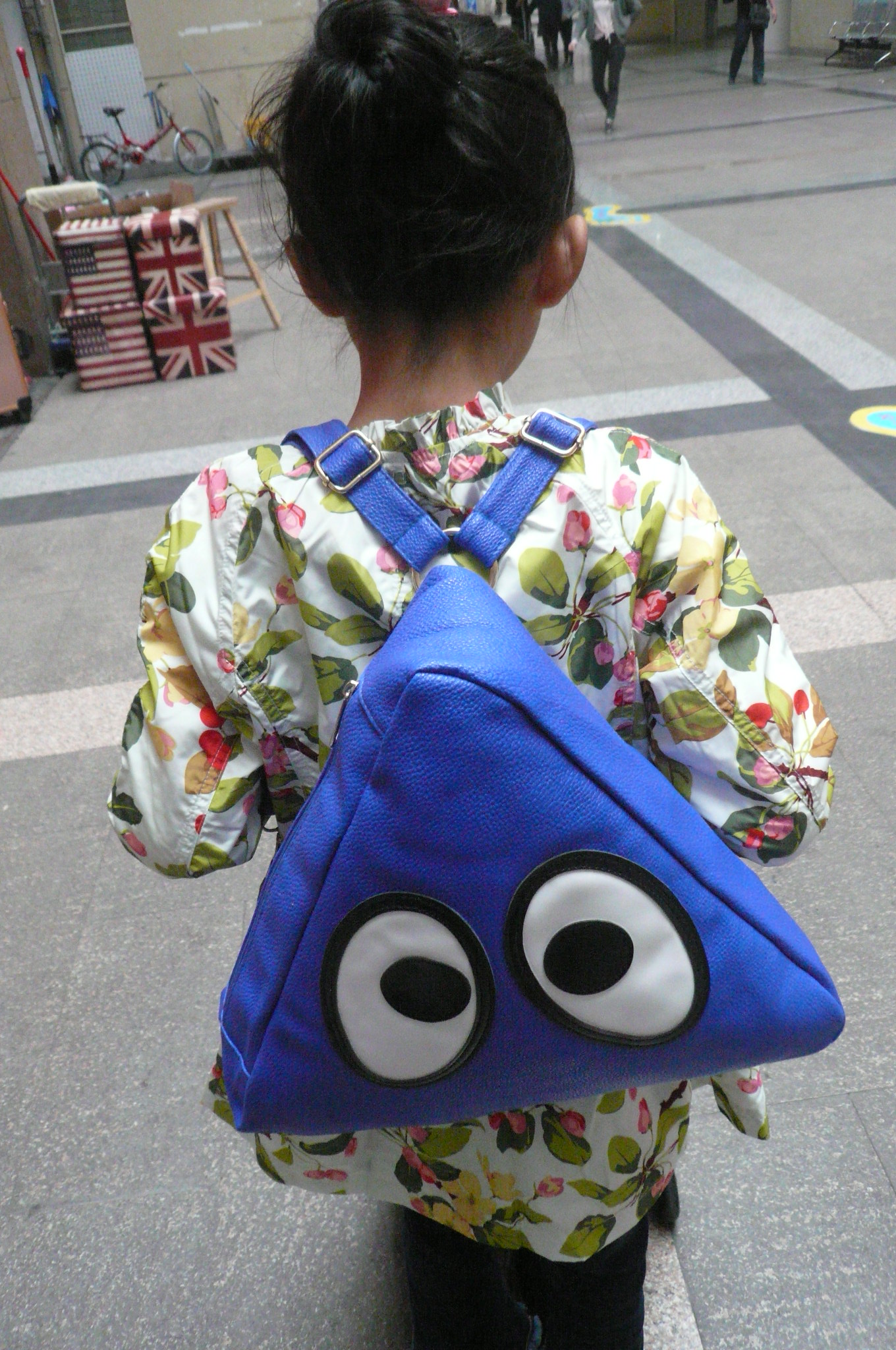 儿童休闲双肩包实物图