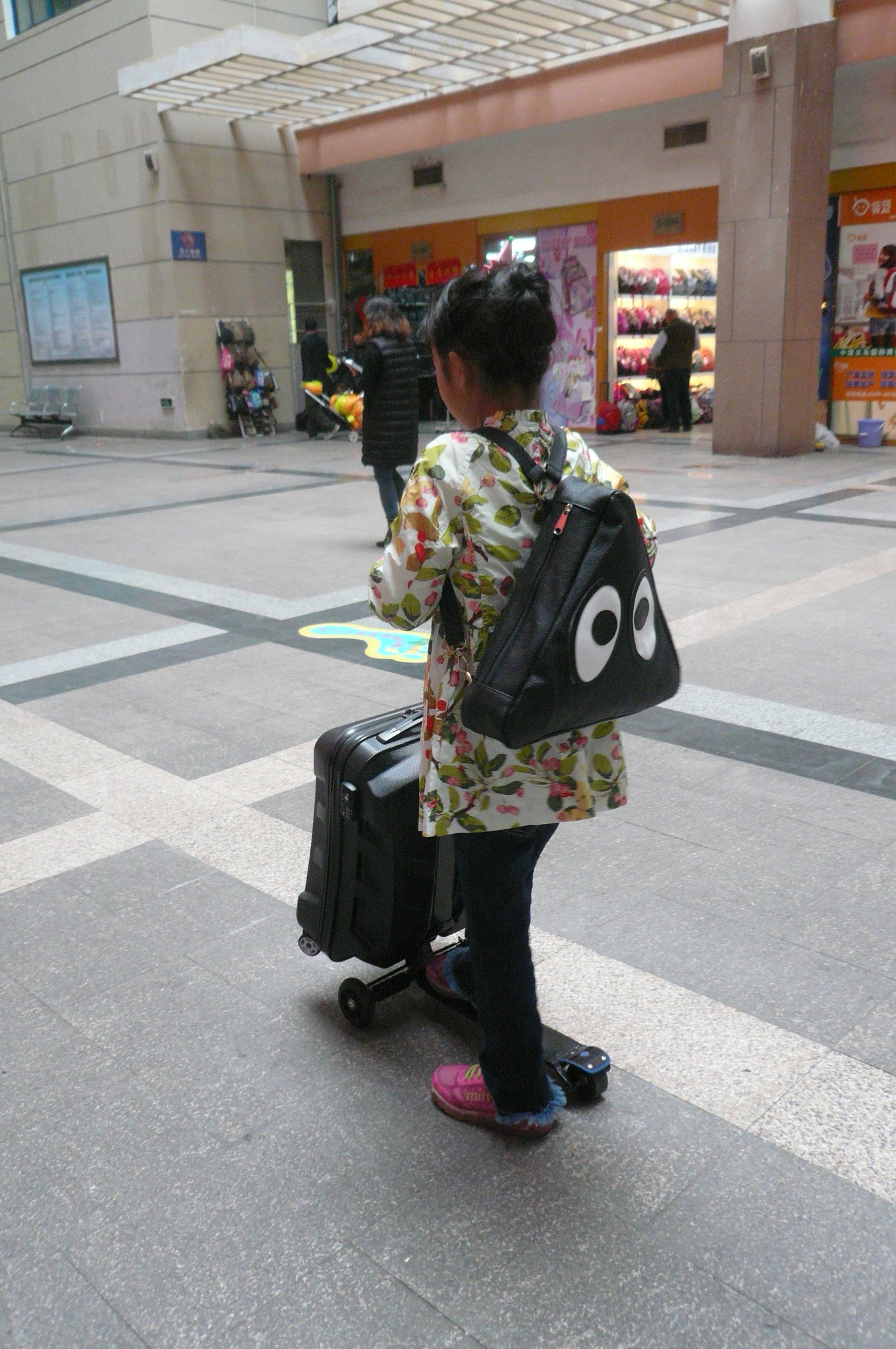 儿童卡通背包三角包眼睛包立体创意特色包产品图