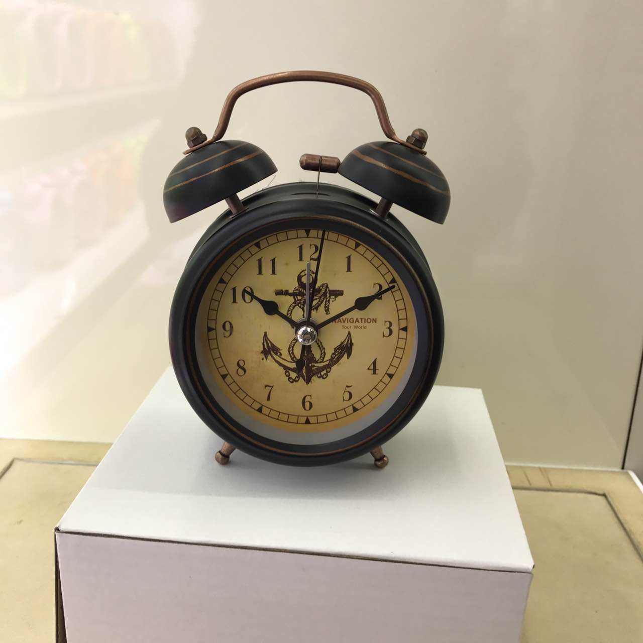 The metal casing of the ringing alarm clock has a novel design Specification image