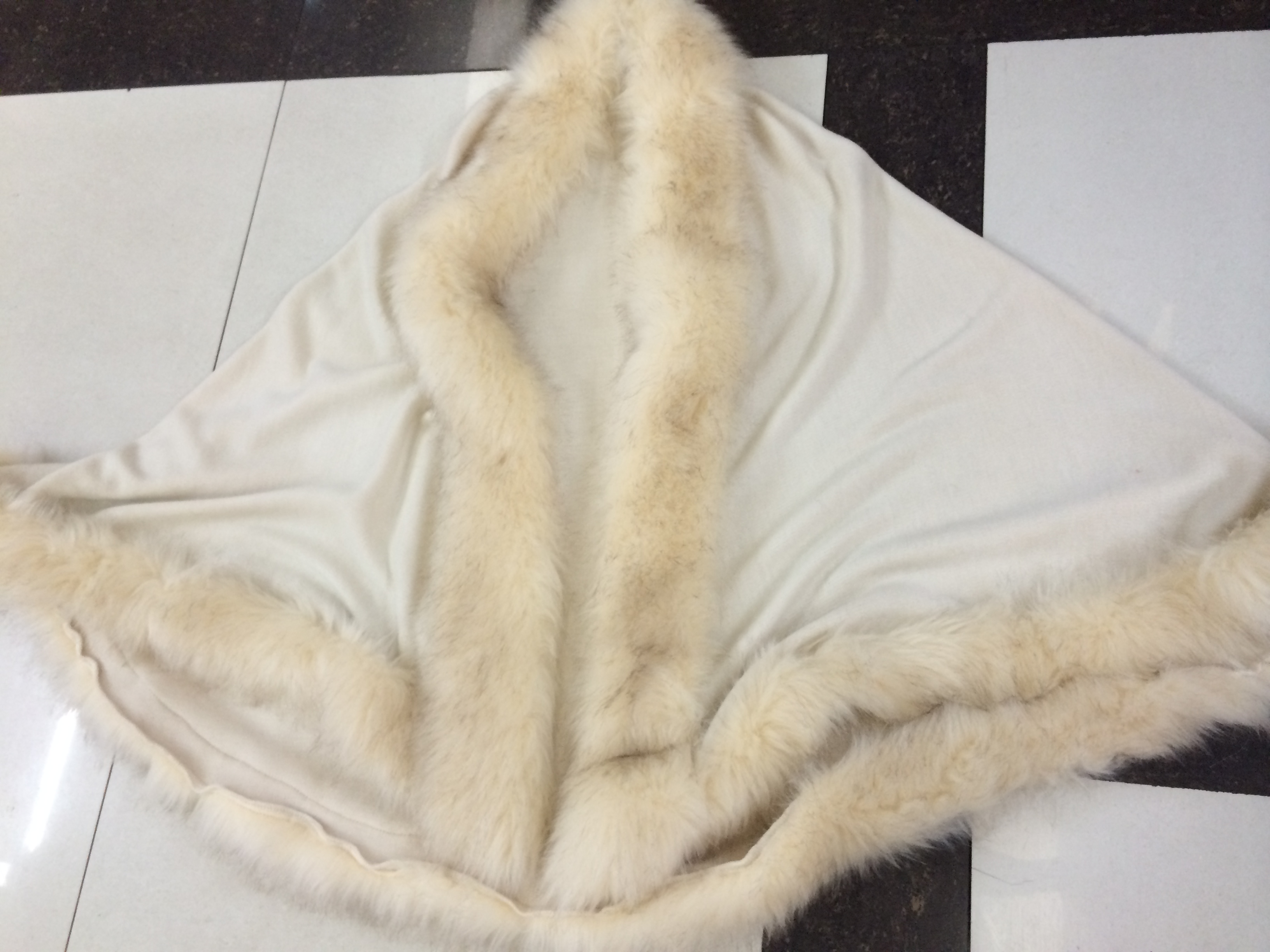 Wool-Like Cape Cardigan Wool-Like Cape Cardigan Half-Round Cape (Fox Fur)