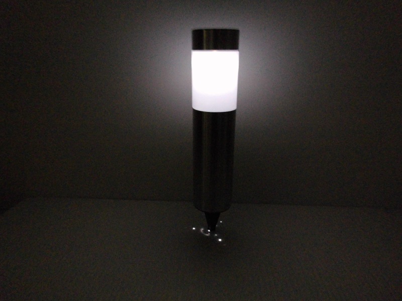 Solar-powered outdoor lawn lamp