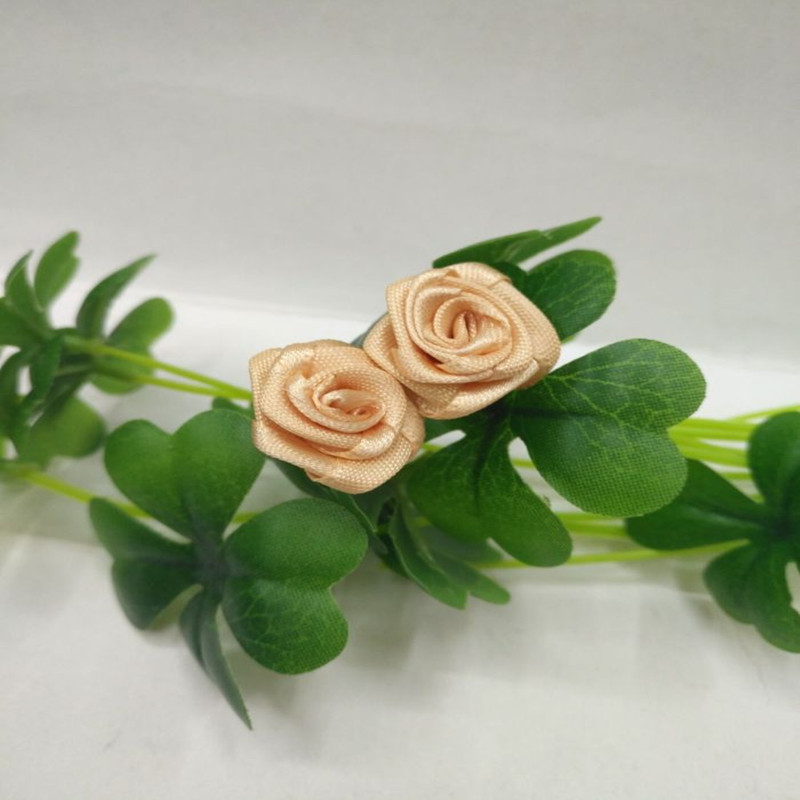 Rose ornaments, shoes, hats, accessories, bouquets, corsages and wrist flowers with a diameter of 2 centimeters