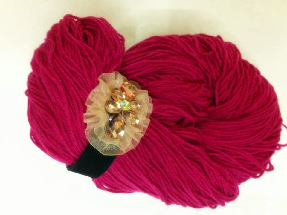 Factory direct sales of polyester wool, medium and coarse wool, wool balls, scarves, hats, handicrafts, accessories and wool Application Scenario