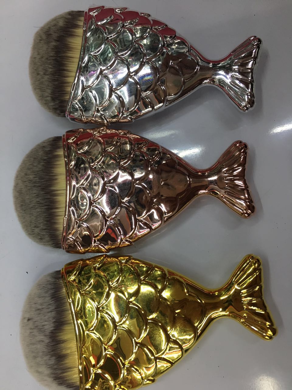 Foundation Brush New Single Fishtail Makeup Brush Beauty Fishtail Makeup Brush Fish-Shaped Small Fish Makeup Brush Fishscale Application Scenario