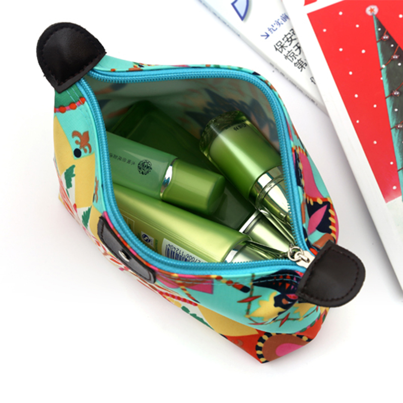 Korean velvet dumplings, nylon cosmetic bags, cosmetic bags, toiletry bags, clutch bags, promotional gifts for beauty stores, cosmetic bags Application Scenario
