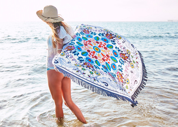 Wholesale tassel beach round beach pad, sunscreen shawl Application Scenario