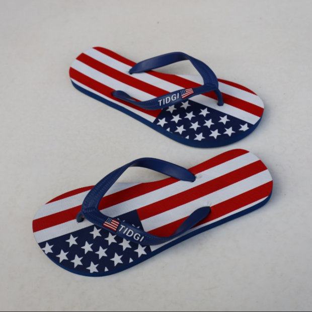Customized American flag anti-slip beach PE flip-flops by the manufacturer