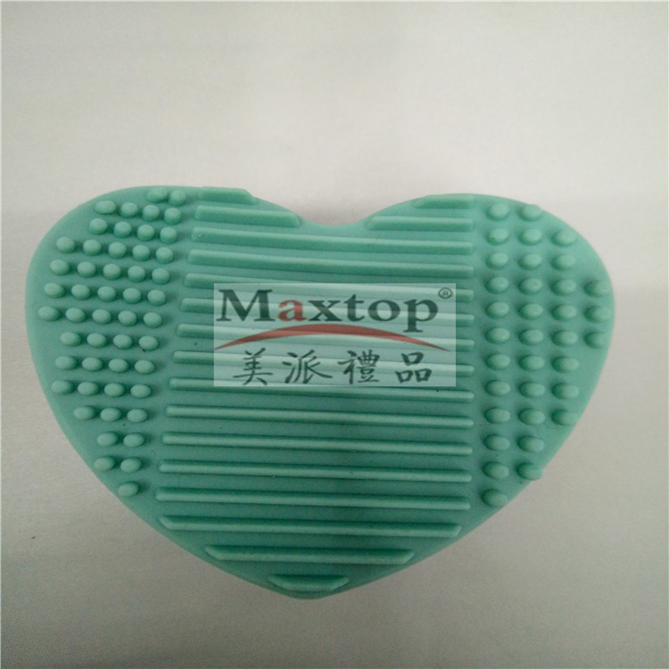 硅胶桃心清洁器产品图