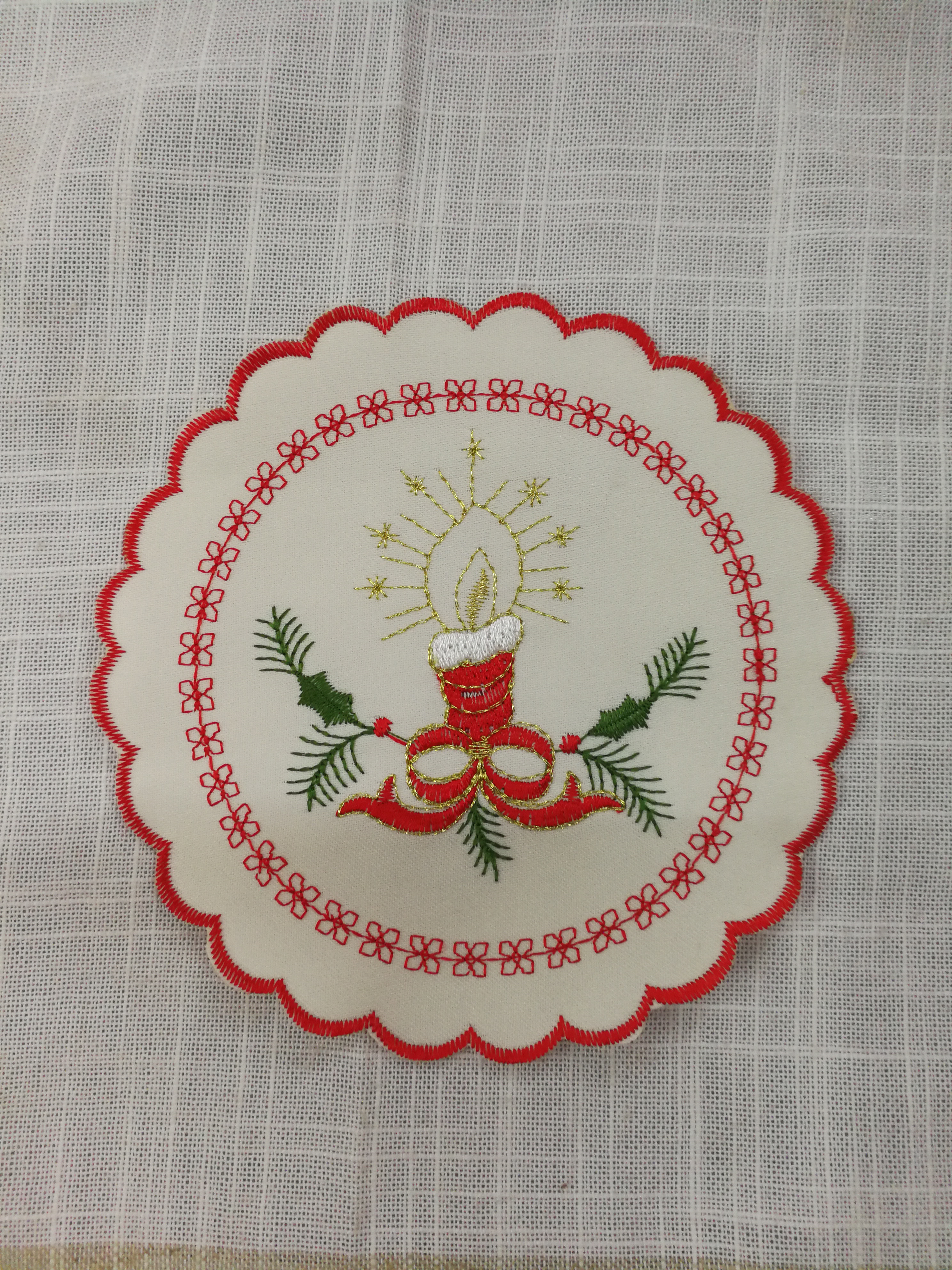 Original single embroidered coasters and tablecloths for export are on sale at low prices