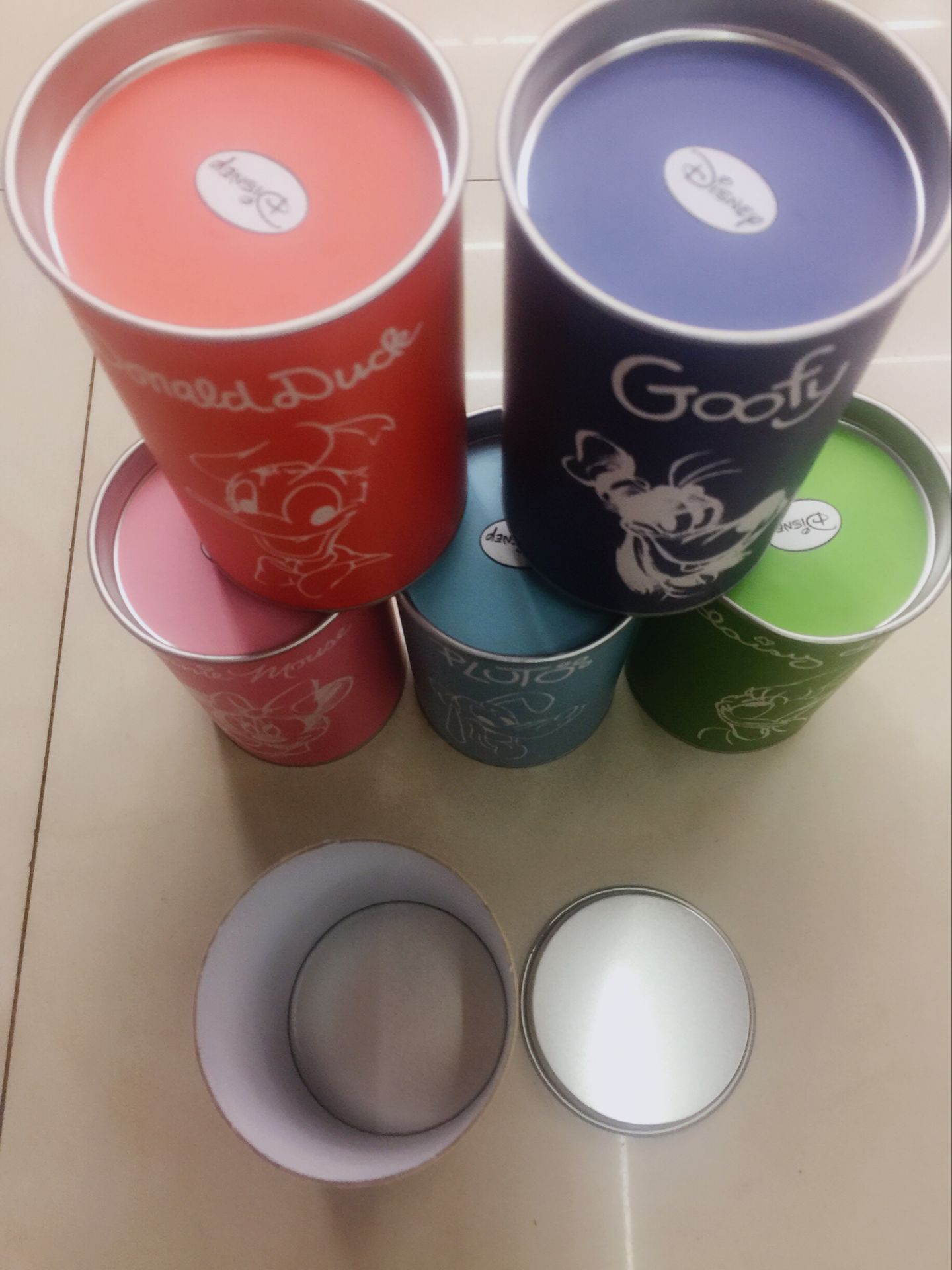 铁盖纸筒纸管卡通包装产品图