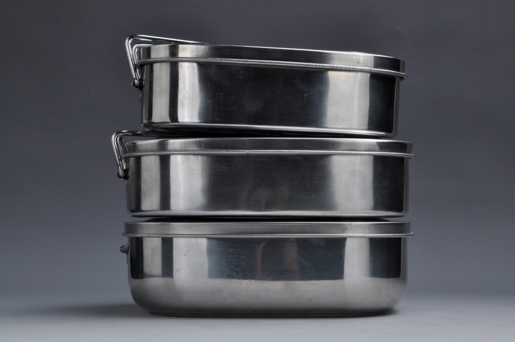 Old-fashioned square lunch box Stainless steel student lunch box Easy to carry lunch box