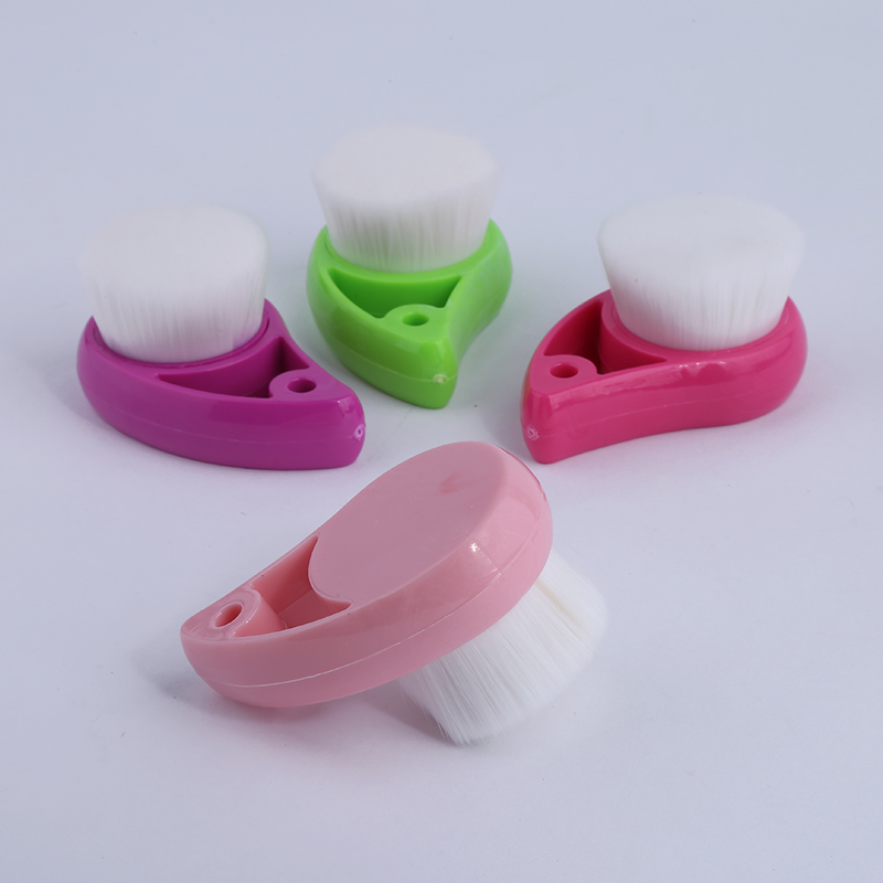 Plastic facial cleansing brush, deep cleansing facial massage brush, hand comma facial cleansing brush, makeup brush Application Scenario