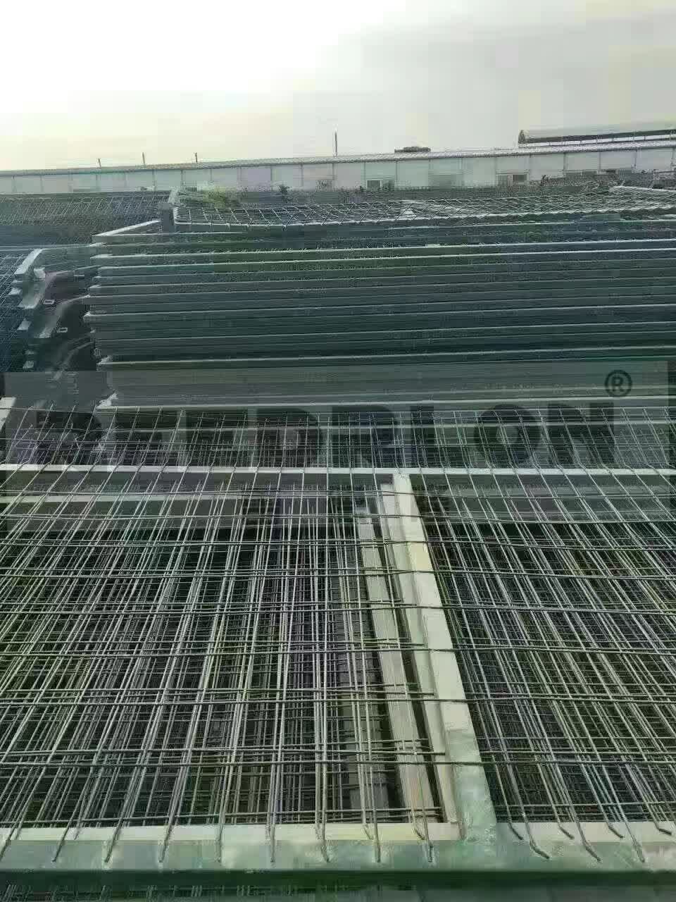 Railway guardrail mesh belt, square pipe, square hole wire mesh, cement column fence net, REEDRLON Specification image