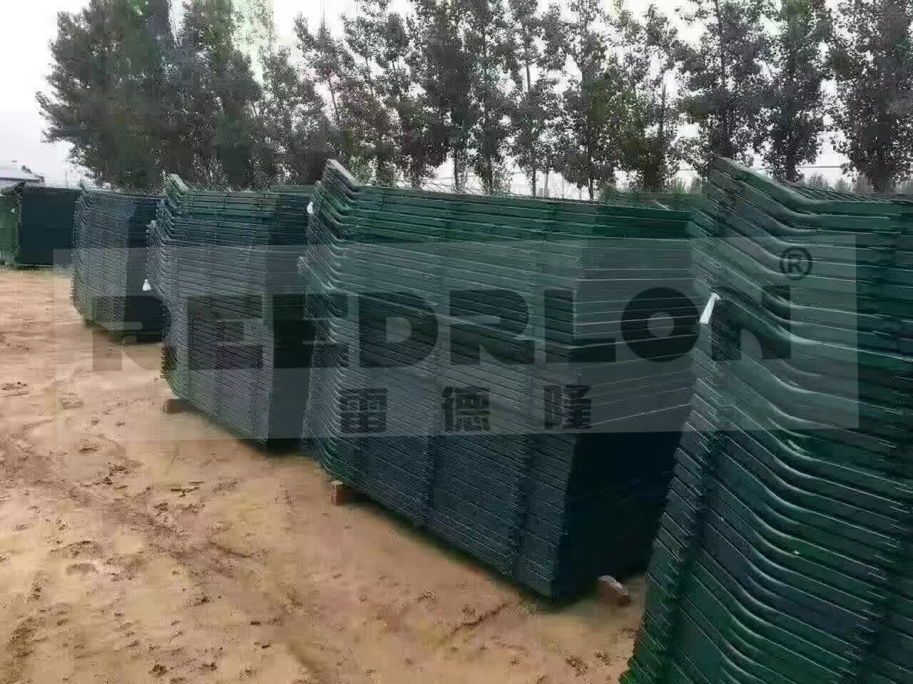 Railway guardrail mesh belt, square pipe, square hole wire mesh, cement column fence net, REEDRLON Application Scenario