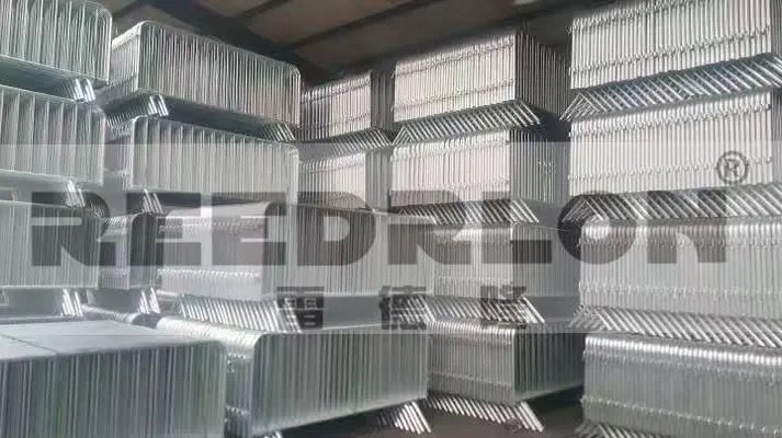 Mobile iron horse temporary guardrail site enclosure redron REEDRLON thumbnail