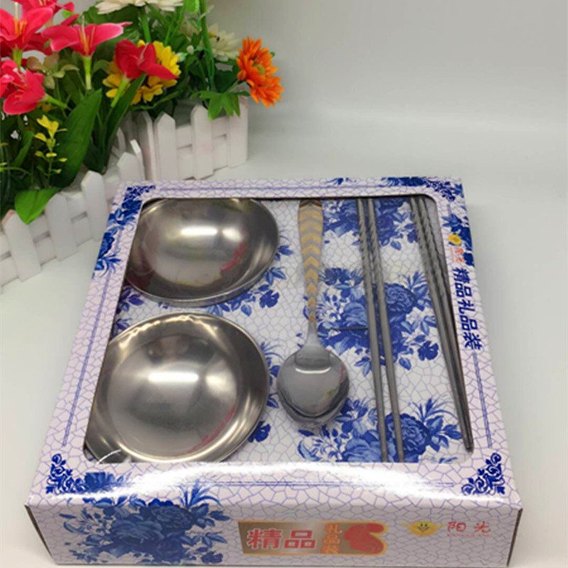 مجموعة من الأطباق المصنوعة من الخشب والفولاذ، من أجل صنع details Picture