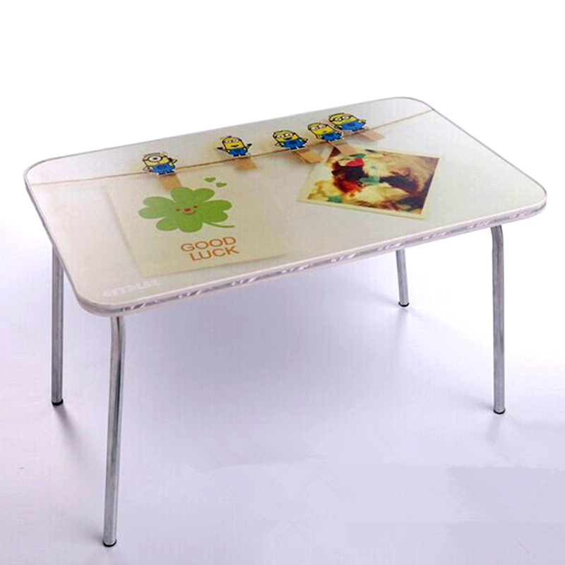 The computer desk on the bed is 60*40. The computer desk on the bed has U-shaped legs and can be folded. It is a cartoon computer desk Application Scenario