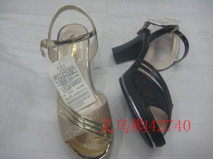 女式凉鞋实物图