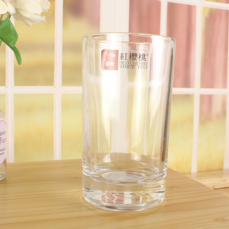 The ten-yuan store offers practical six-pack transparent glass water cups and juice cups, as well as daily necessities from the street stall in Yiwu