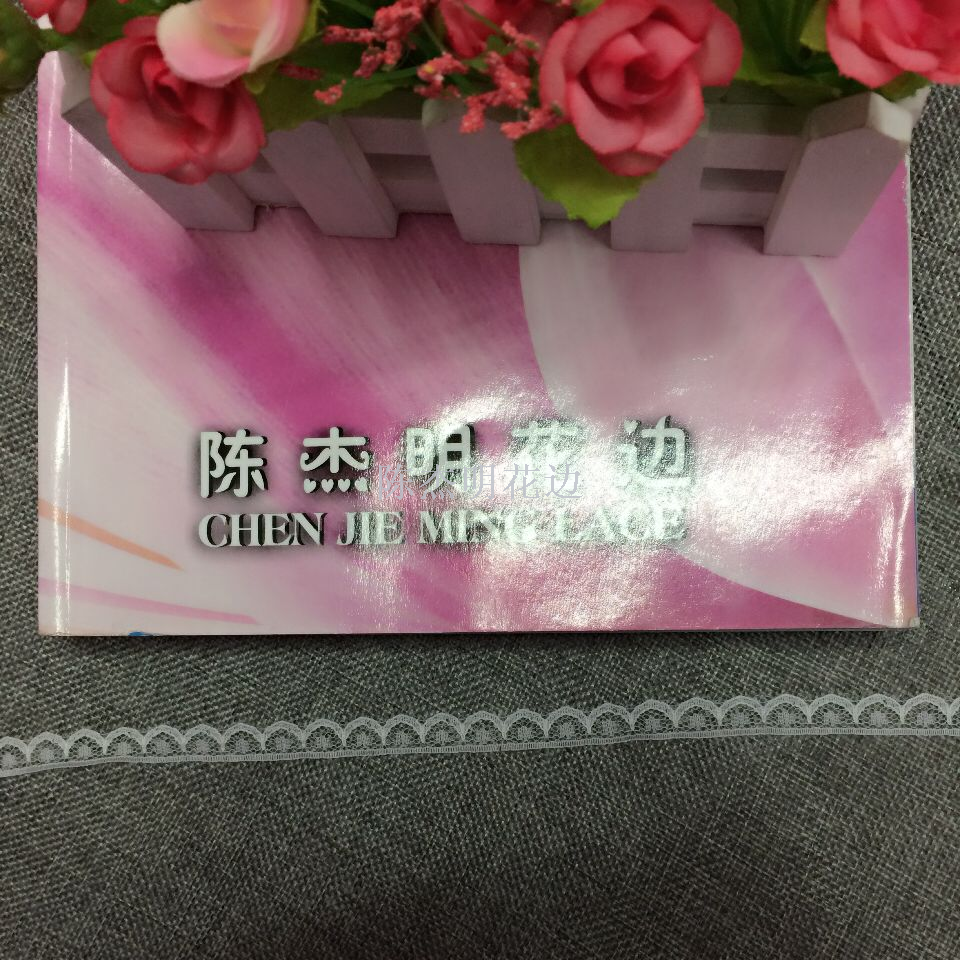 The center dot has no elastic lace trim