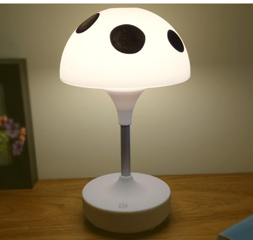 Yiwu good goods creative mushroom light LED night light USB charging desk lamp children's eye protection desk lamp creative light