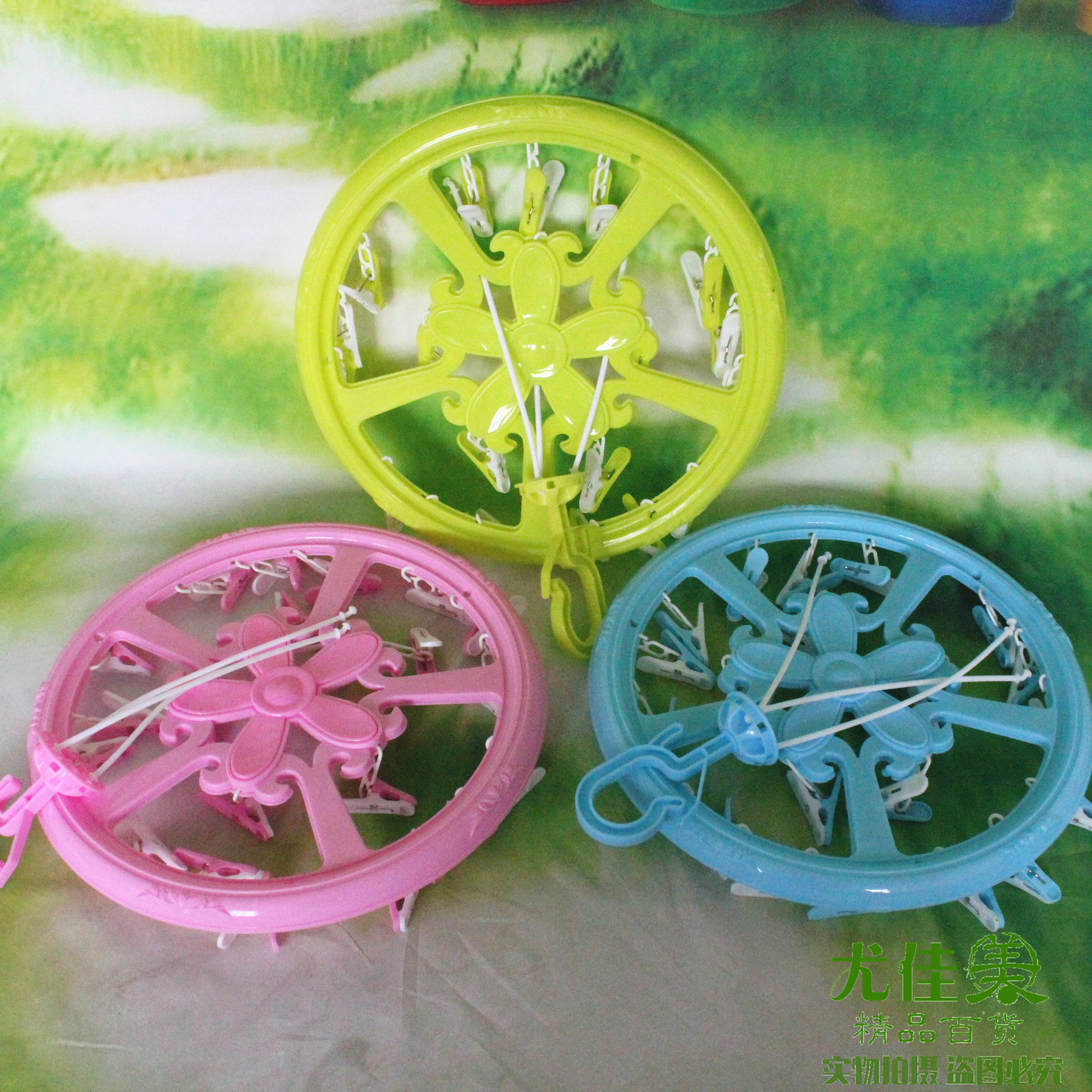 The ten-yuan store's small commodity package includes 15 drying round clothes hangers and plastic colored round sock clips for 9.9 yuan Specification image