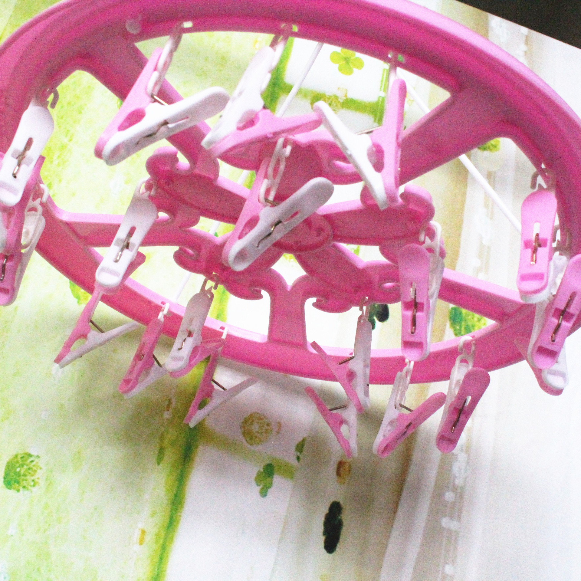 The ten-yuan store's small commodity package includes 15 drying round clothes hangers and plastic colored round sock clips for 9.9 yuan details Picture