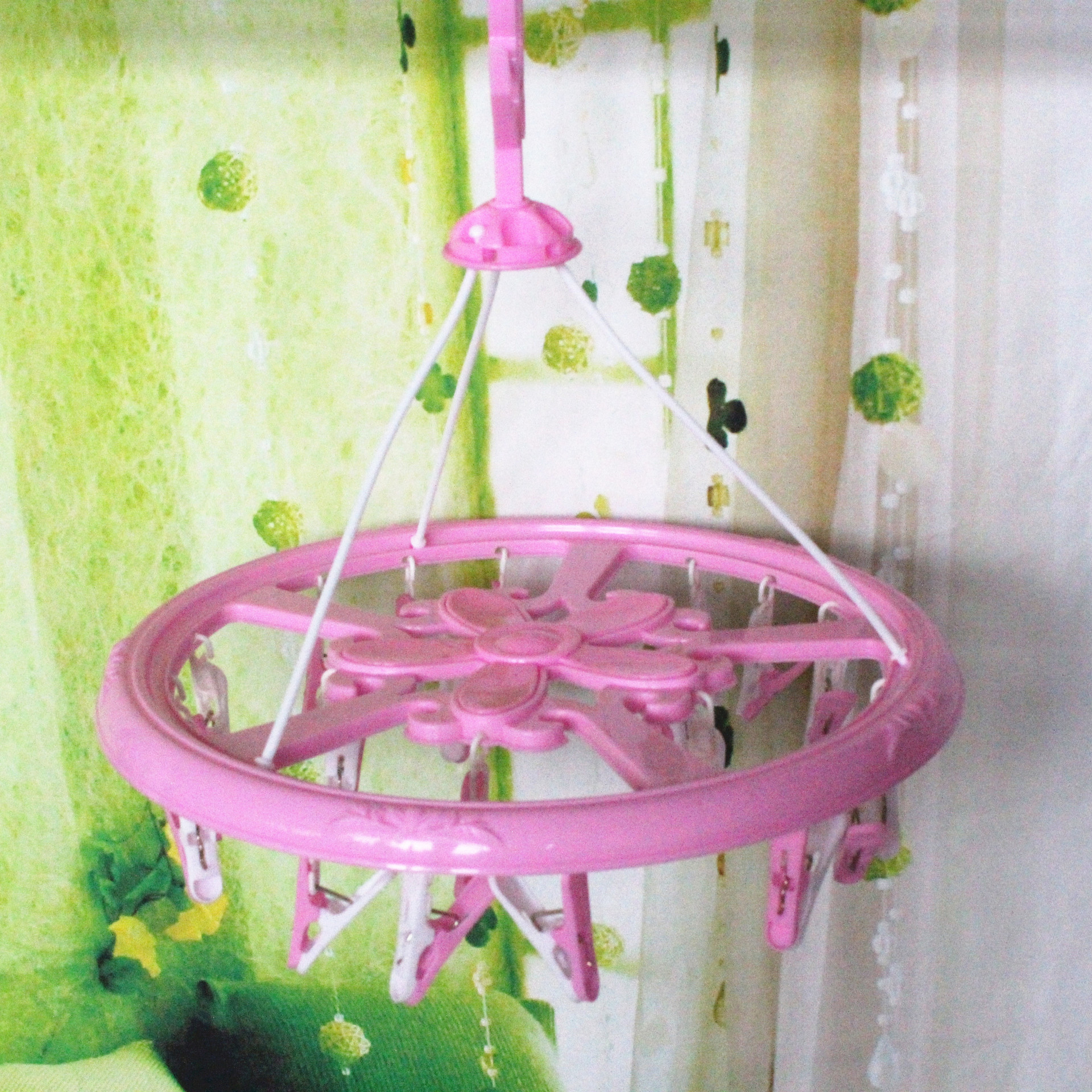 The ten-yuan store's small commodity package includes 15 drying round clothes hangers and plastic colored round sock clips for 9.9 yuan