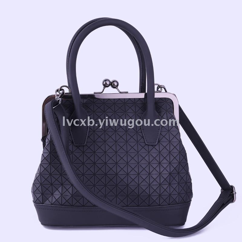 新款时尚OL通勤锁扣女式格纹斜挎包产品图