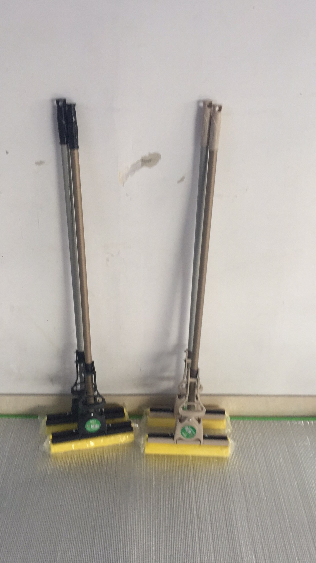 Factory direct sales of stainless steel expansion and contraction, 27 cm plastic thickened mop with rubber cotton details Picture