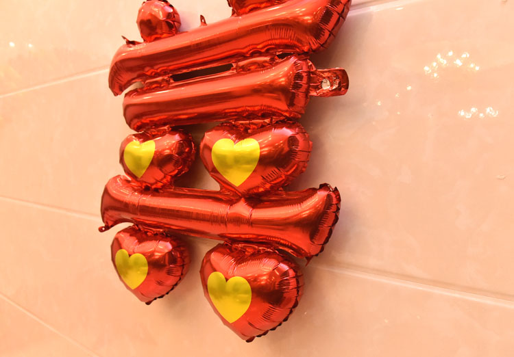 Wedding room decoration, wedding decoration, aluminum film balloons, wedding balloons, "happiness" characters on the bedside table, "happiness" characters pasted on aluminum film balloons details Picture