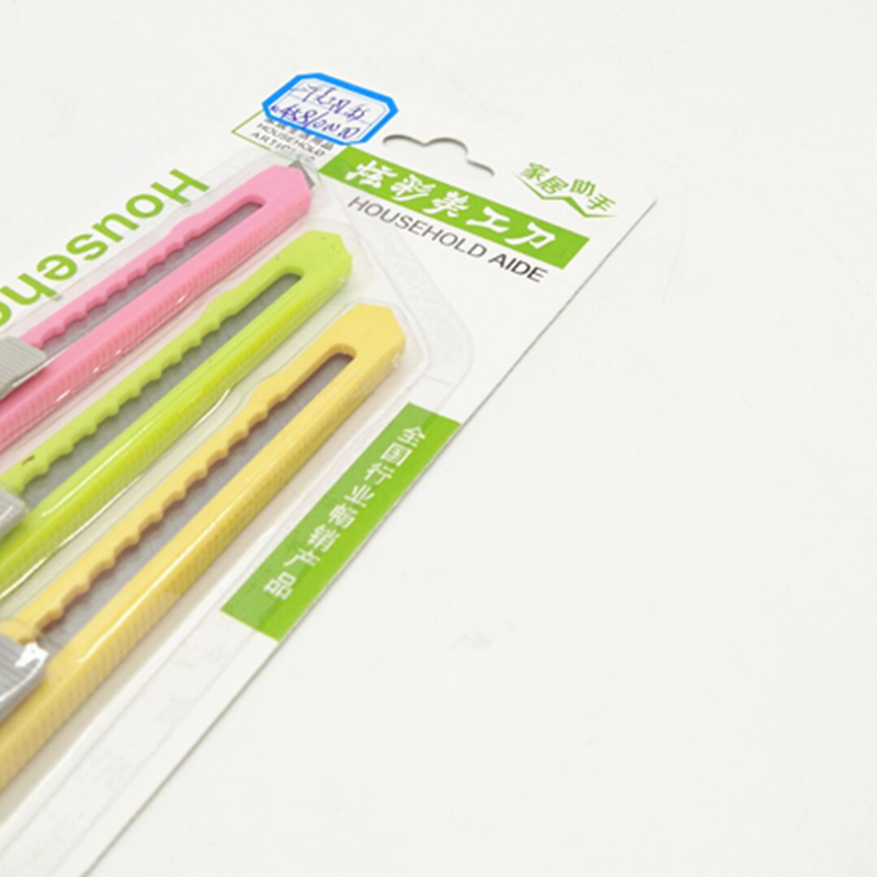 Three colored utility knives, mini colored utility knives, wallpaper knives and letter opening knives Application Scenario