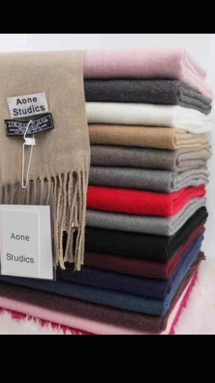 It's A Little Cold This Winter. Come And Buy A Scarf With The Same Style As The Star! Big Red Scarf Cashmere Scarf Application Scenario