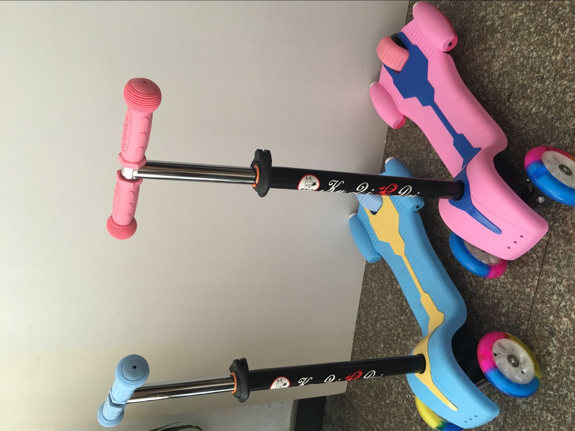 儿童滑板车 便携式可升降儿童三轮脚踏滑板车 批发闪光踏板车