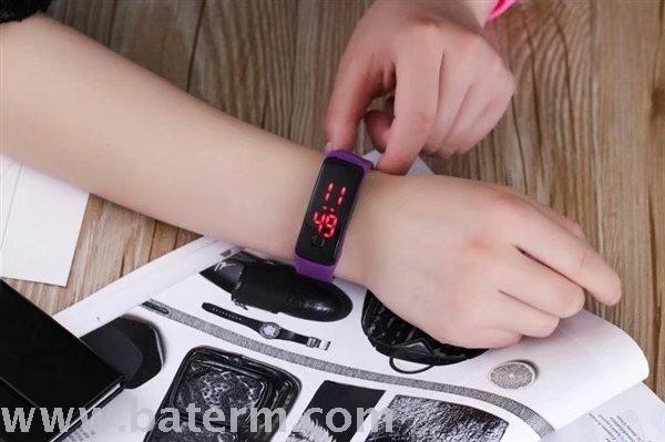 La segunda generación de LED reloj electrónico deportivo pulsera reloj mujeres hombres pareja no touch estudiante luminoso reloj deportivo Application Scenario