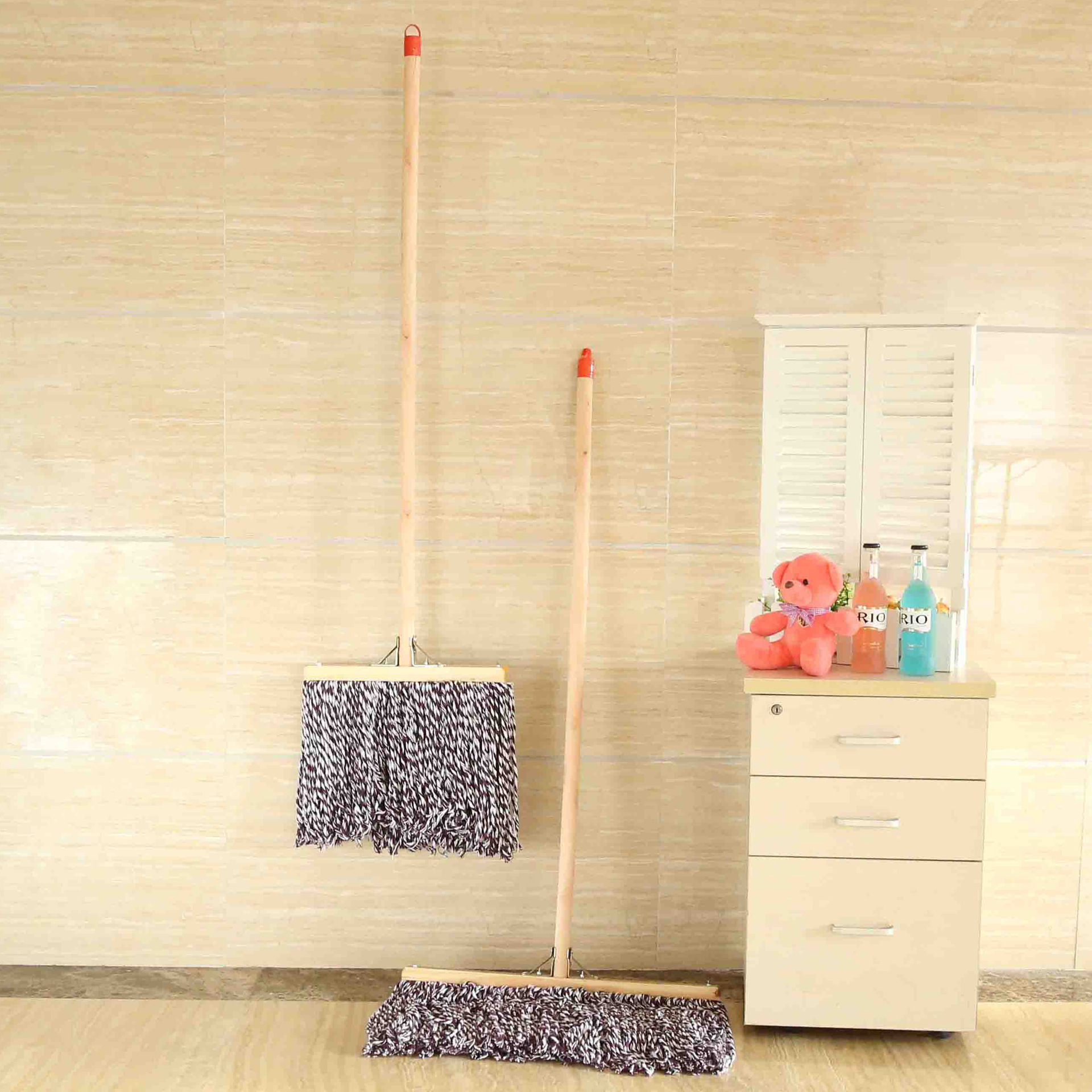 10-yuan store supply of practical household cleaning products: long wooden handle thread mops, cotton yarn rectangular floor mops Application Scenario