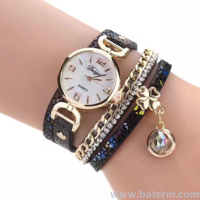 Aliexpress's best-selling fashionable printed four-leaf clover crystal pendant bracelet watch for girls and students Application Scenario