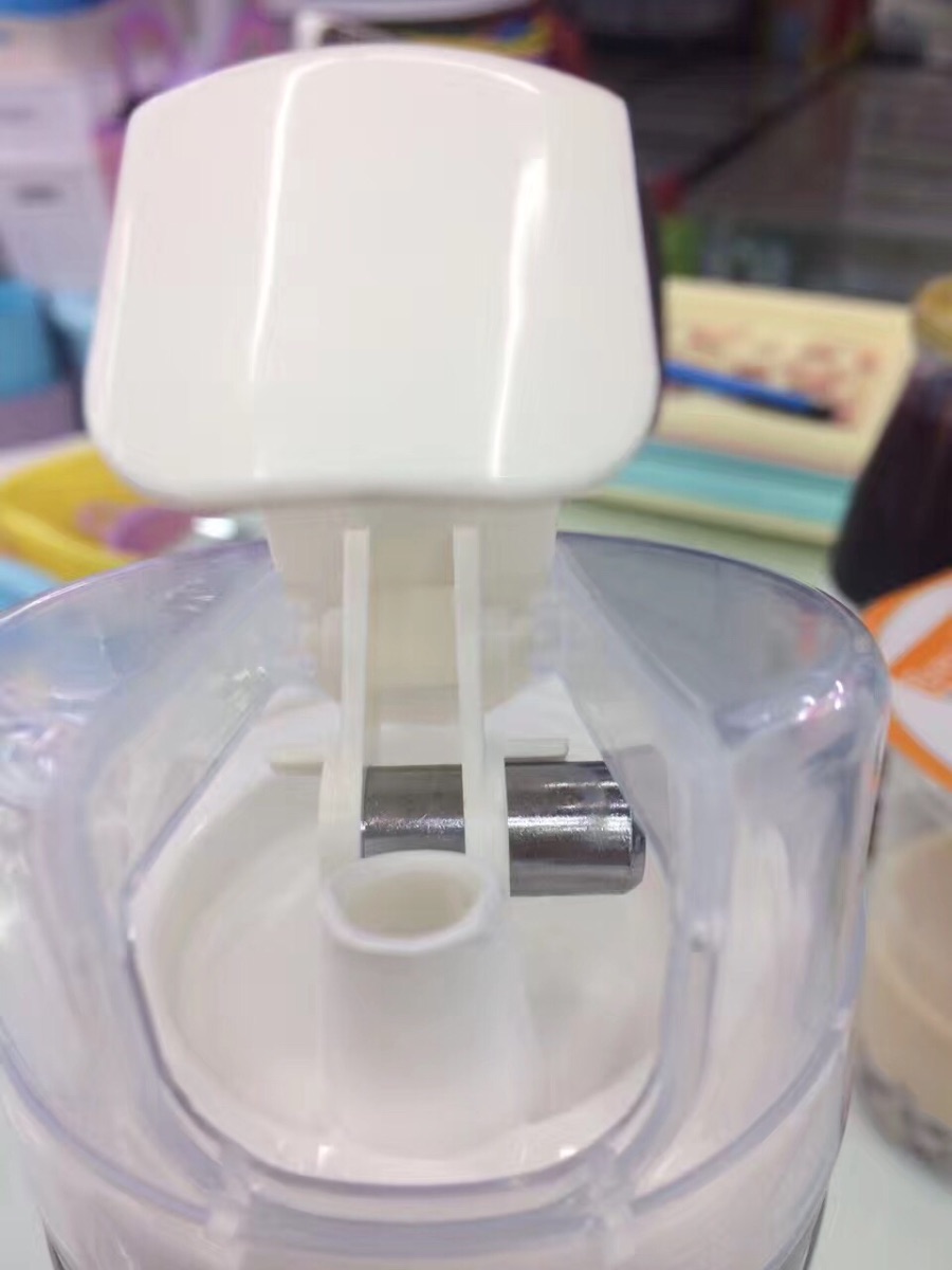 Japanese kitchen household leak-proof glass oil pot, large-capacity oil bottle, seasoning bottle, automatic flip lid vinegar pot, soy sauce jar Application Scenario