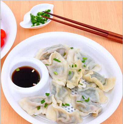 Large plastic dumpling plate with vinegar dish, double-layer draining plate, dumpling eating plate, multi-functional fruit plate Application Scenario