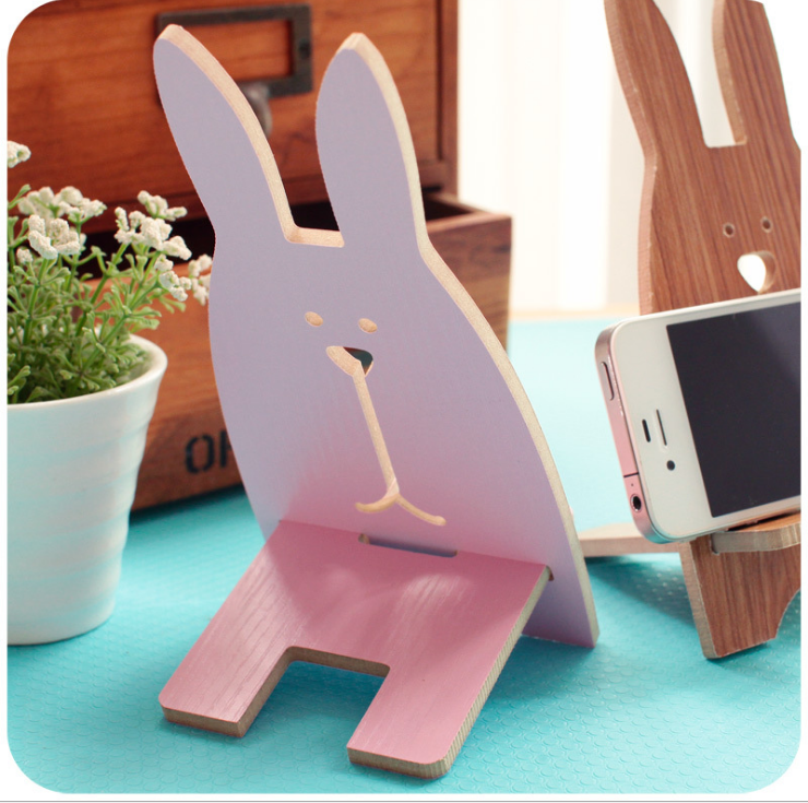T S-F15 Cute Wooden DIY mobile phone Stand, creative bedside mobile phone stand Application Scenario