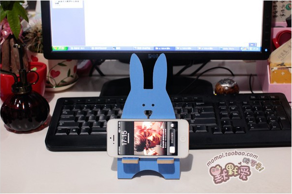 T S-F15 Cute Wooden DIY mobile phone Stand, creative bedside mobile phone stand Application Scenario