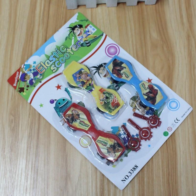 Mini launch scooters with card-absorbing toys are selling well at a 2-yuan store street stall as gifts for kindergartens details Picture